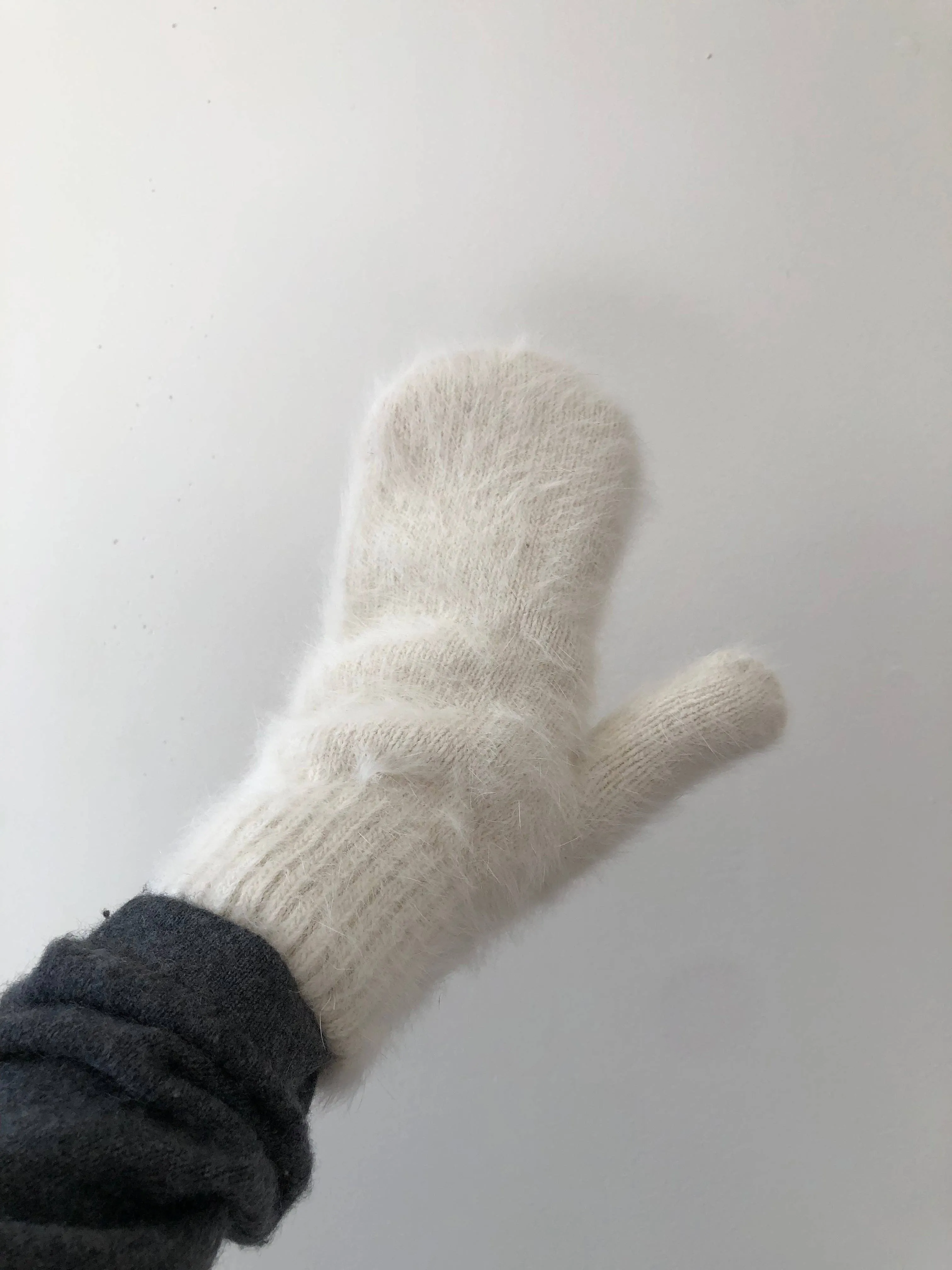 BILLY BAMBOO FLUFFY ANGORA MITTENS - neutral